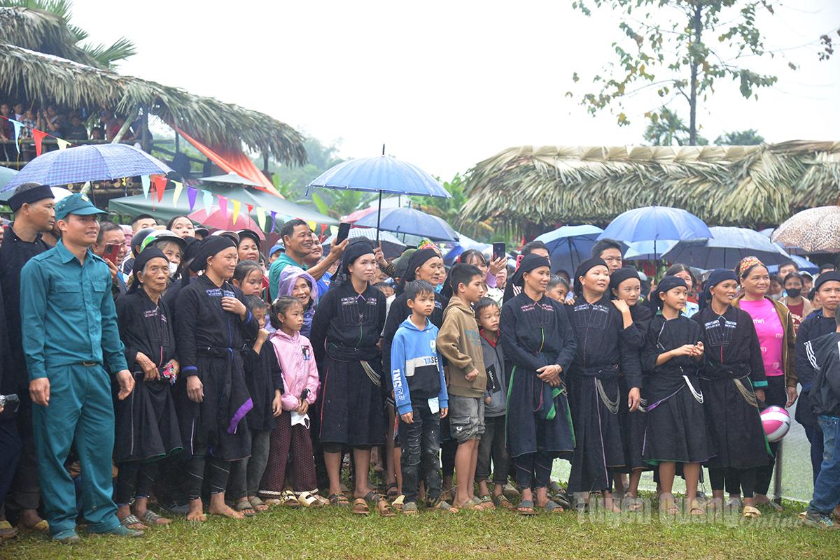 Đông đảo Nhân dân và du khách thập phương đến với Ngày hội văn hóa dân tộc La Chí xã Tiên Yên lần thứ Nhất.