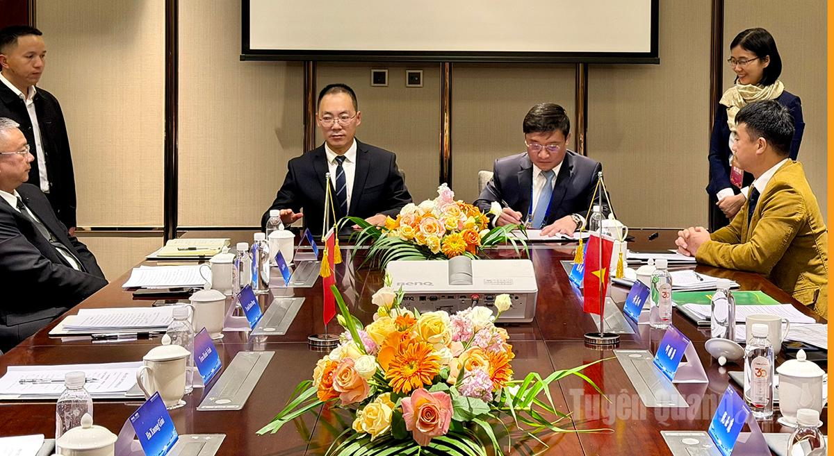 Trưởng đoàn đại biểu Sở Công thương tỉnh Tuyên Quang và Trưởng đoàn đại biểu Cục thương vụ châu Văn Sơn ký biên bản hội đàm.