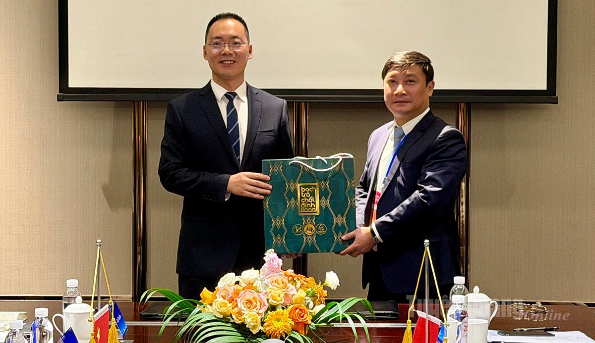 Trường đoàn đại biểu Sở Công thương tỉnh Tuyên Quang Hoàng Anh Cương tặng quà đồng chí Trình Diễm Băng, Cục trưởng Cục Thương vụ châu Văn Sơn.