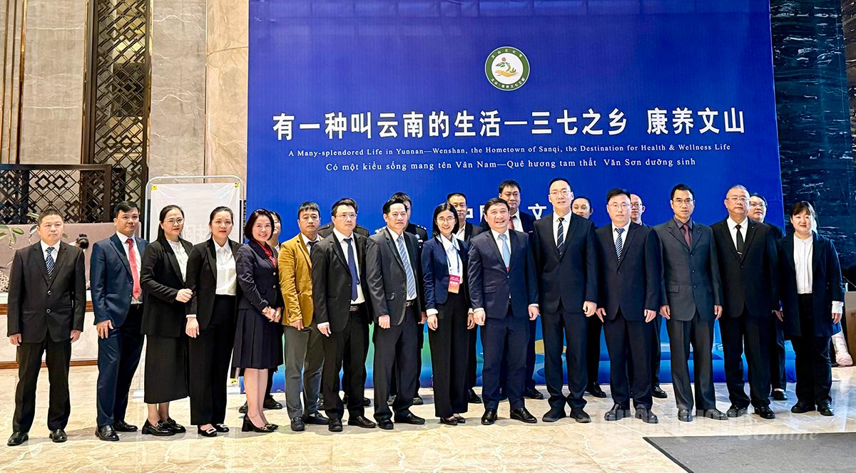 Hai đoàn đại biểu chụp ảnh lưu niệm bên lề hội đàm.