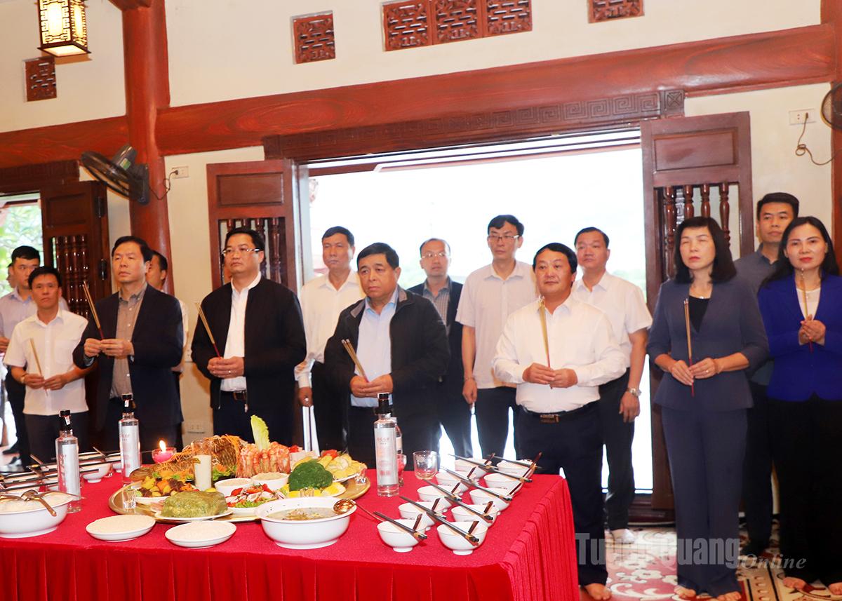 Phó Thủ tướng Chính phủ Nguyễn Chí Dũng và Bí thư Tỉnh ủy Hầu A Lềnh cùng các đại biểu dâng hương tại Đền thờ Bác Hồ và các Anh hùng liệt sỹ tại Nghĩa trang Liệt sỹ Quóc gia Vị Xuyên