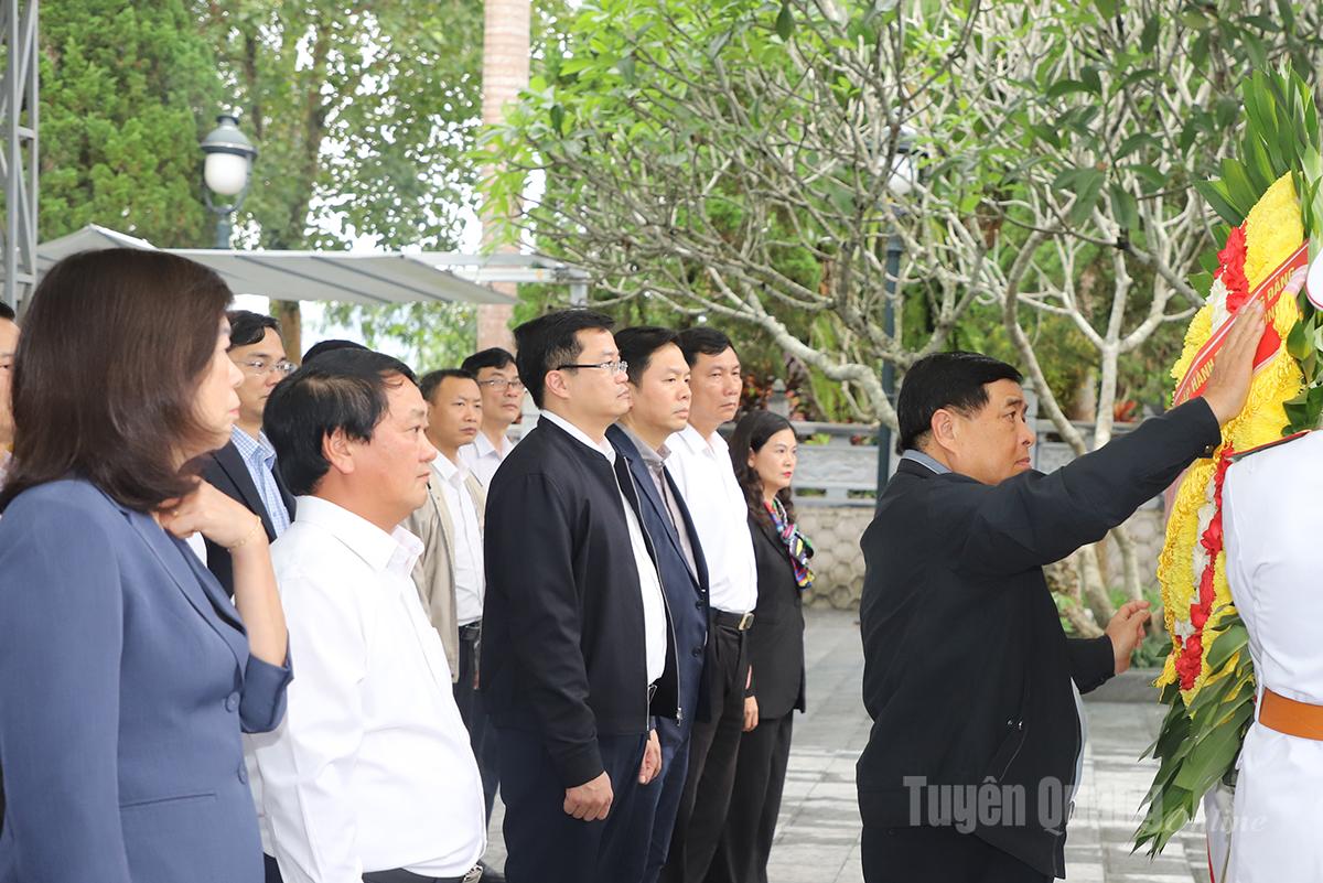 Phó Thủ tướng Chính phủ Nguyễn Chí Dũng chỉnh hoa viếng các Anh hùng Liệt sỹ tại Nghĩa trang Liệt sỹ Quốc gia Vị Xuyên