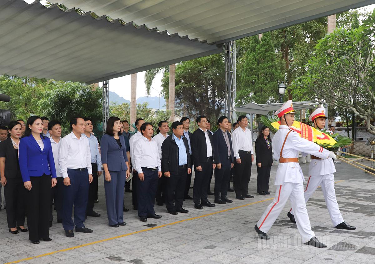 Phó Thủ tướng Chính phủ Nguyễn Chí Dũng và các đại biểu dâng hoa viếng các Anh hùng liệt sỹ tại Nghĩa trang Liệt sỹ Quốc gia Vị Xuyên
