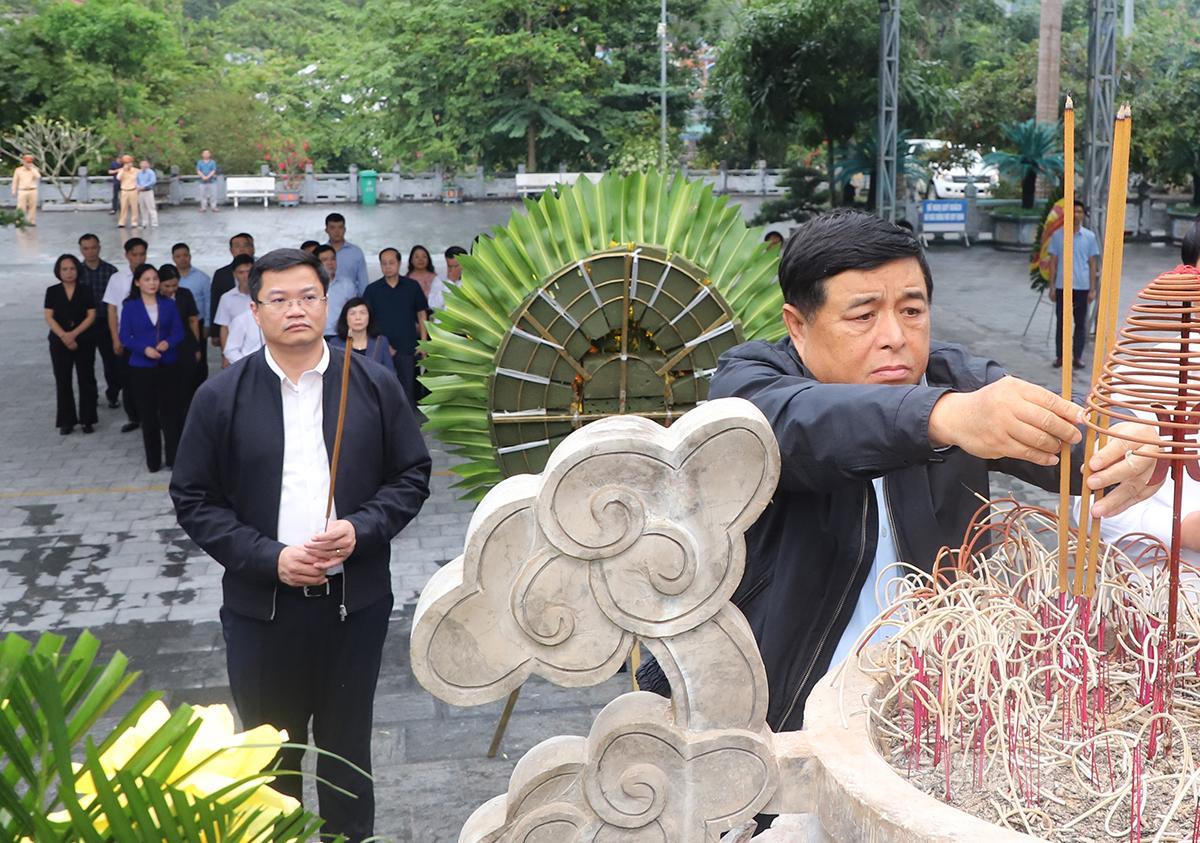 Phó Thủ tướng Chính phủ Nguyển Chí Dũng thắp hương tưởng niệm các Anh hùng liệt sỹ tại Tượng đài Tổ quốc ghi công Nghĩa trang Liệt sỹ Quốc gia Vị Xuyên
