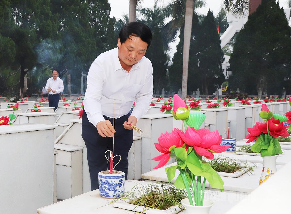 Bí thư Tỉnh ủy Hầu A Lềnh thắp hương phần mộ các Anh hùng liệt sỹ tại Nghĩa trang Liệt sỹ Quốc gia Vị Xuyên