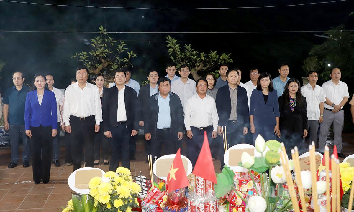  Phó Thủ tướng Chính phủ Nguyễn Chí Dũng và Bí thư Tỉnh ủy Hầu A Lềnh cùng các đại biểu viếng các Anh hùng liệt sỹ tại Đền thờ Điểm cao 468