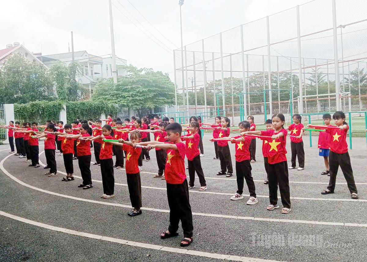 Students of 4E class of Binh Thuan Primary School, Minh Xuan Ward, during a physical education class.