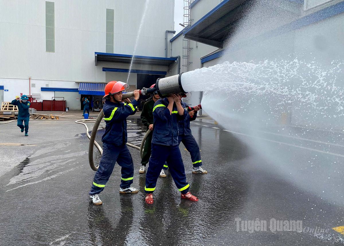 Các lực lượng đang tích cực luyện tập, sẵn sàng cho cuộc diễn tập phương án chữa cháy và CNCH quy mô cấp tỉnh năm 2025.