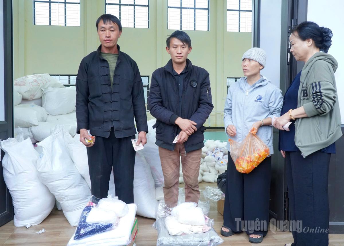 Đại diện nhà tài trợ trao những suất quà cho người dân 3 xã Mèo Vạc, Khâu Vai và Sủng Máng.