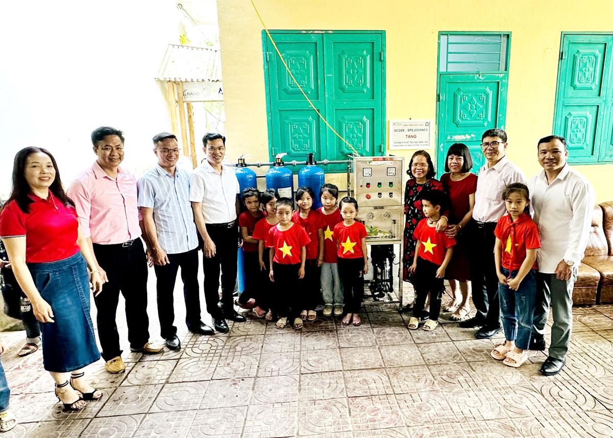 Liên hiệp các Hội Khoa học và Kỹ thuật tỉnh phối hợp với các đơn vị bàn giao hệ thống cấp nước sạch và nước uống trực tiếp tại xã Minh Tân.