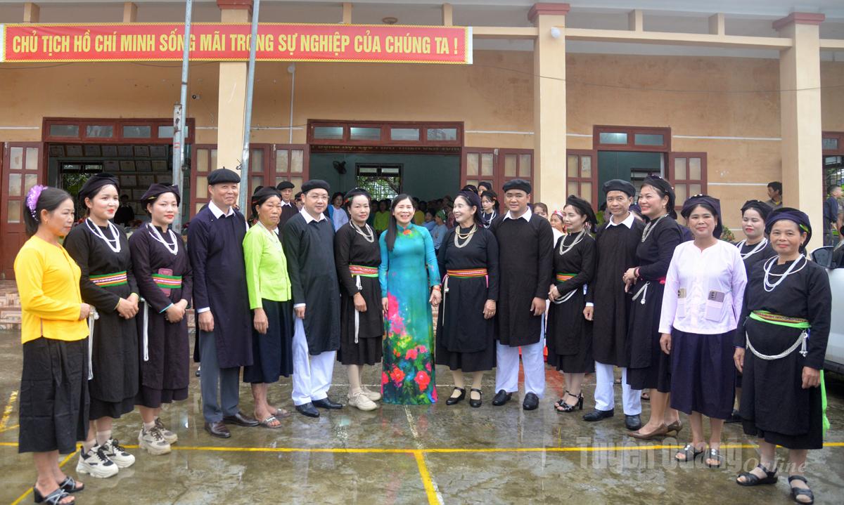 hó Chủ tịch HĐND tỉnh Lê Thị Thanh Trà tham dự Ngày hội Đại đoàn kết toàn dân tộc thôn Hạ, xã Bằng Lang.