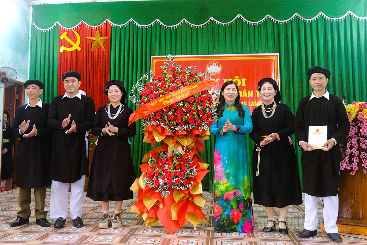 Phó Chủ tịch HĐND tỉnh Lê Thị Thanh Trà tặng hoa chúc mừng Ngày hội Đại đoàn kết toàn dân tộc thôn Hạ, xã Bằng Lang.