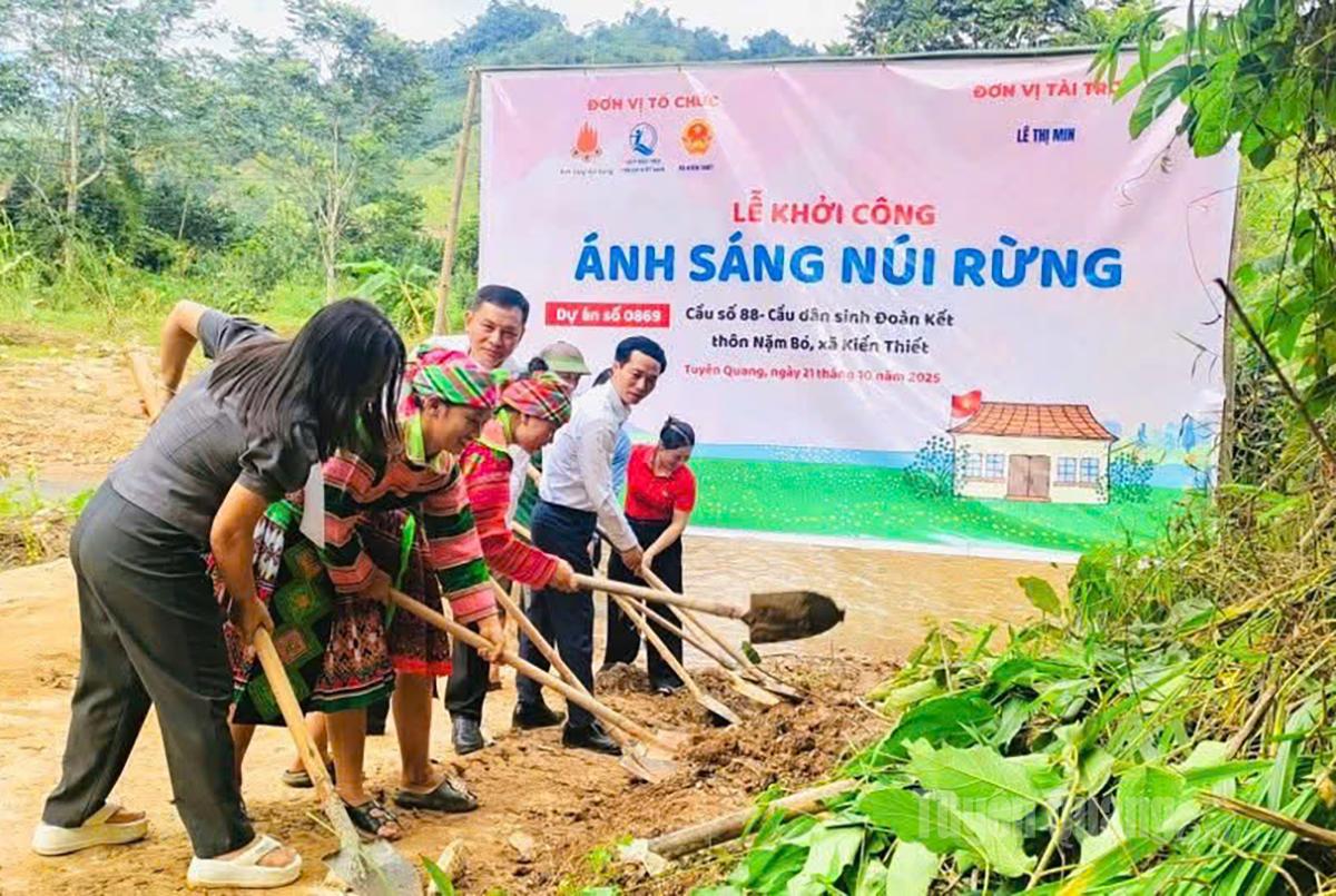 Lễ khởi công xây dựng cầu dân sinh Đoàn kết thôn Nặm Bó, xã Kiến Thiết.