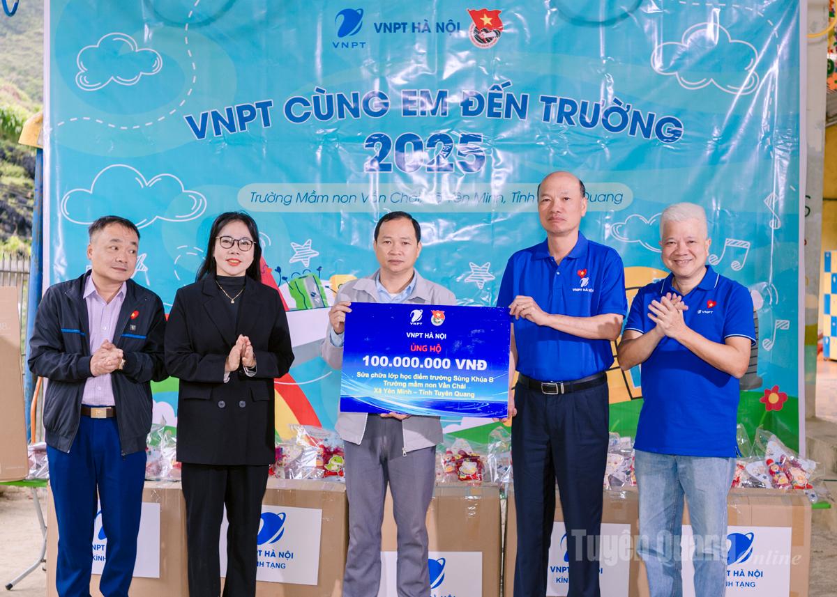 1. VNPT Hà Nội trao kinh phí 100 triệu đồng cho điểm trường mầm non Sủng Khúa B.