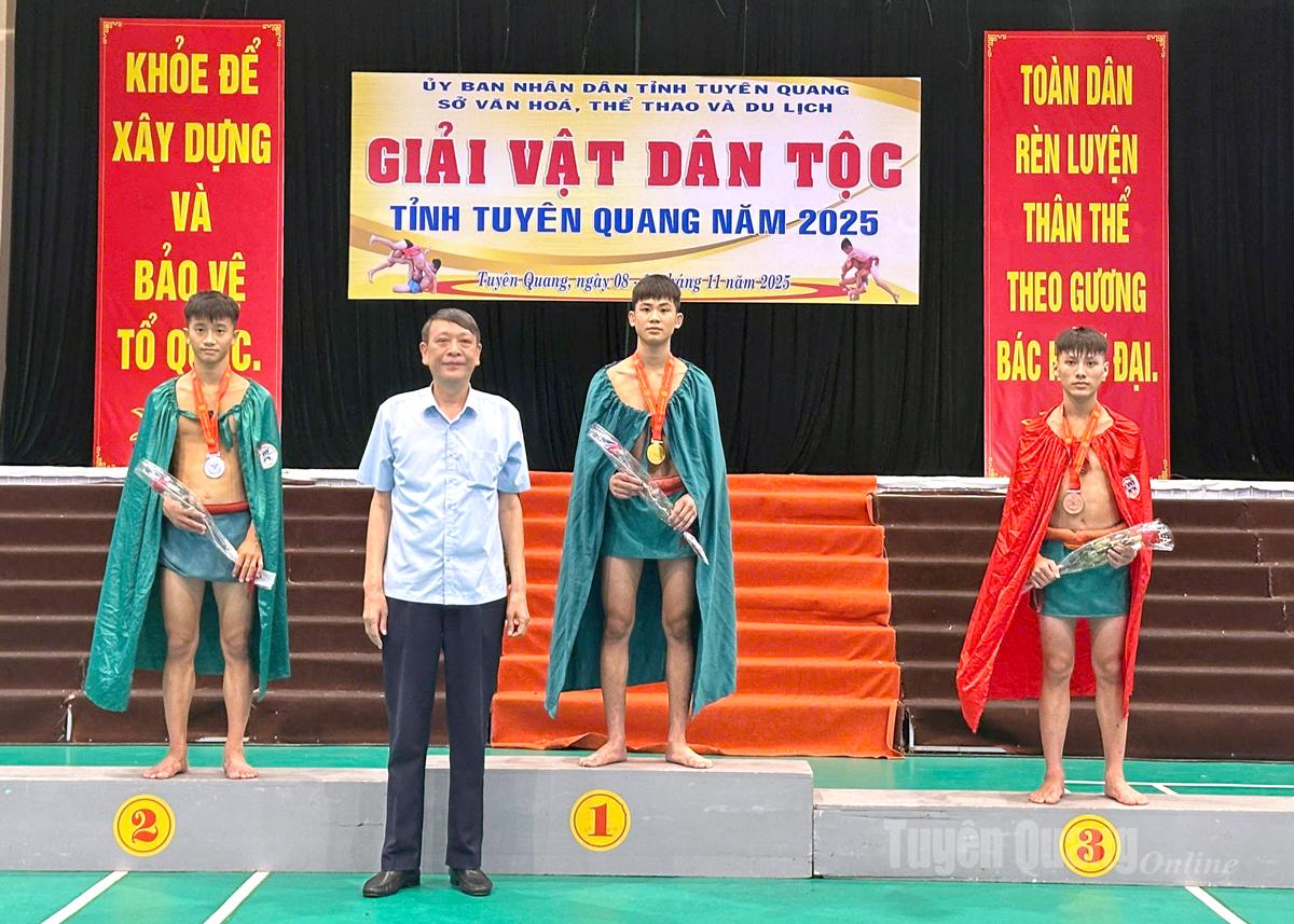 Ban tổ chức trao huy chương cho các vận động viên có thành tích thi đấu xuất sắc tại giải.