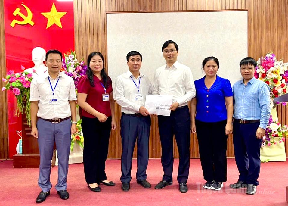 1. Giám đốc Sở Giáo dục và Đào tạo, Vũ Đình Hưng trao quà hỗ trợ cho trường THPT Ngọc Hà, xã Ngọc Đường.