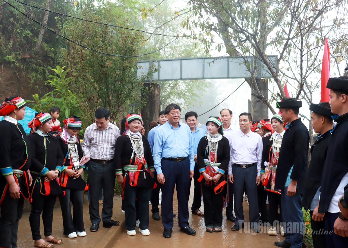 Phó Chủ tịch Thường trực Ủy ban MTTQ tỉnh Hà Trung Kiên nói chuyện với Nhân dân thôn Phiêng Kiền và Tà Muồng.