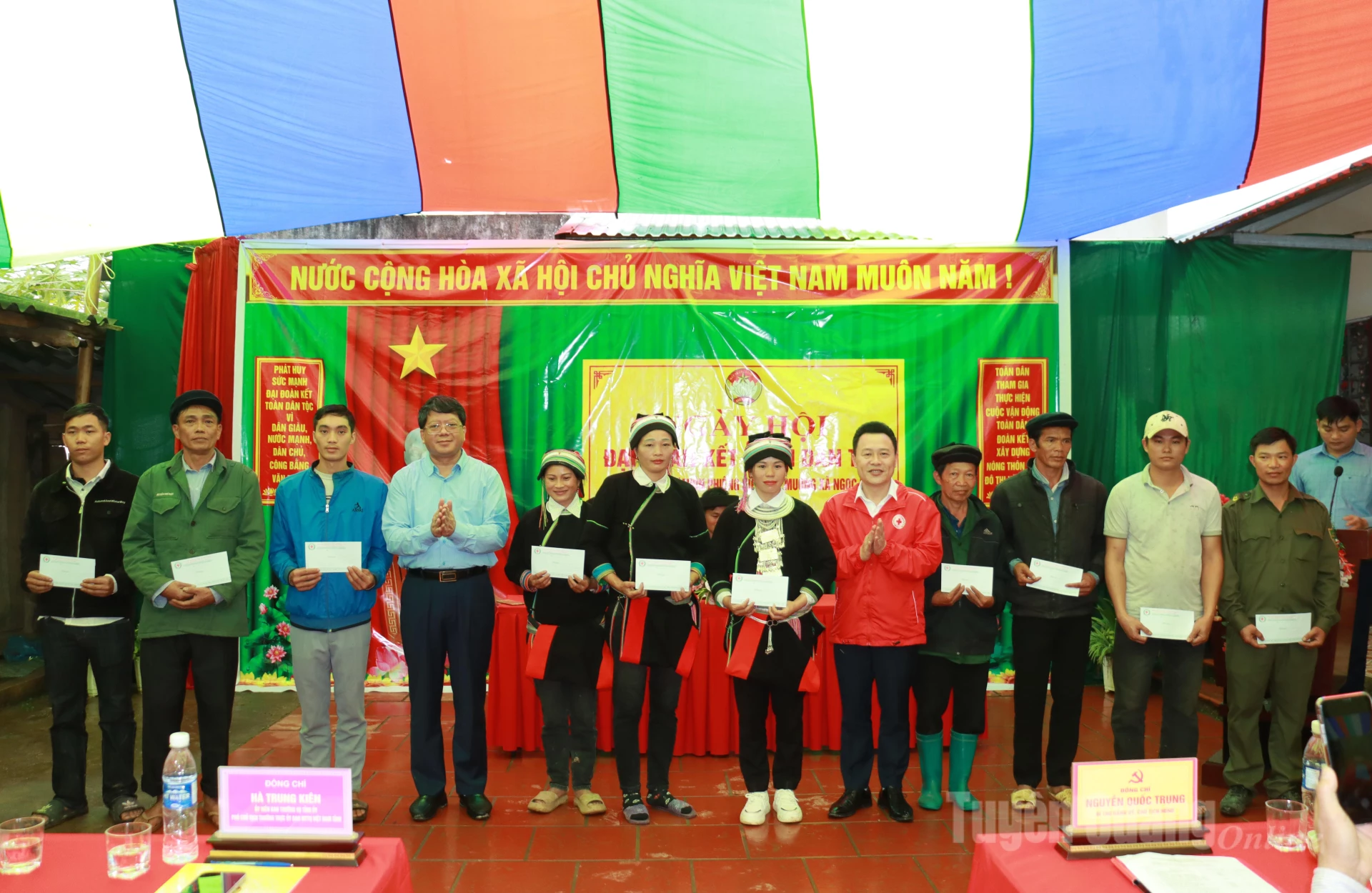 Phó Chủ tịch Thường trực Ủy ban MTTQ tỉnh Hà Trung Kiên và lãnh đạo Hội Chữ thập đỏ tỉnh tặng quà cho các hộ dân thôn Phiêng Kiền và Tà Muồng.