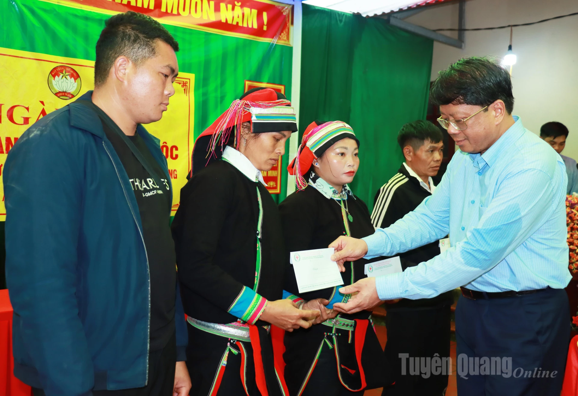 Phó Chủ tịch Thường trực Ủy ban MTTQ tỉnh Hà Trung Kiên tặng quà cho người dân thôn Phiêng Kiền.