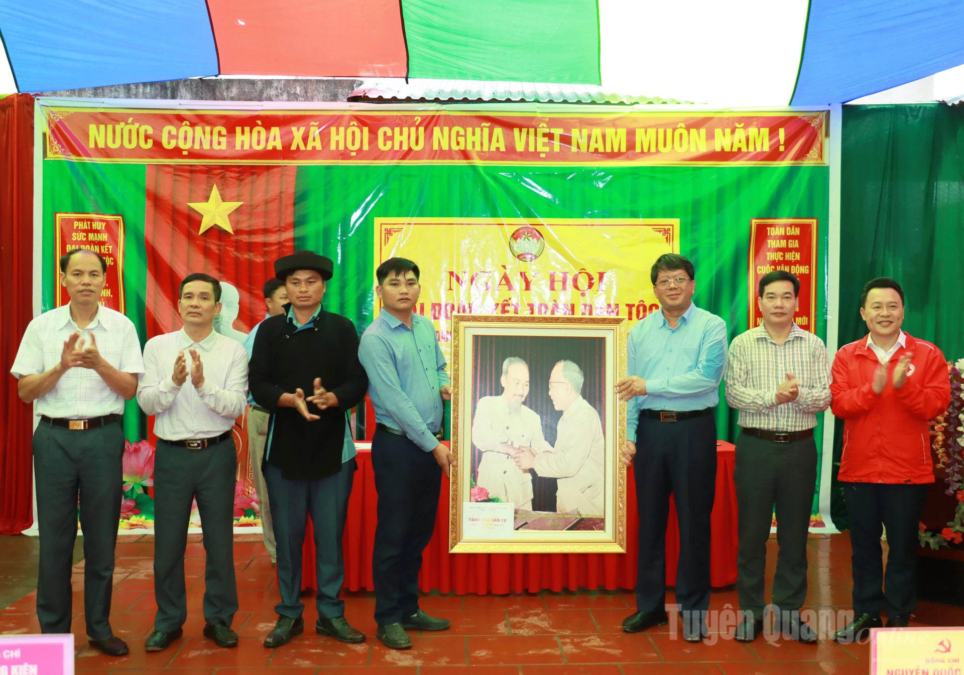 Phó Chủ tịch Thường trực Ủy ban MTTQ tỉnh Hà Trung Kiên tặng bức tranh “Bác Hồ và bác Tôn” cho thôn Tà Muồng.