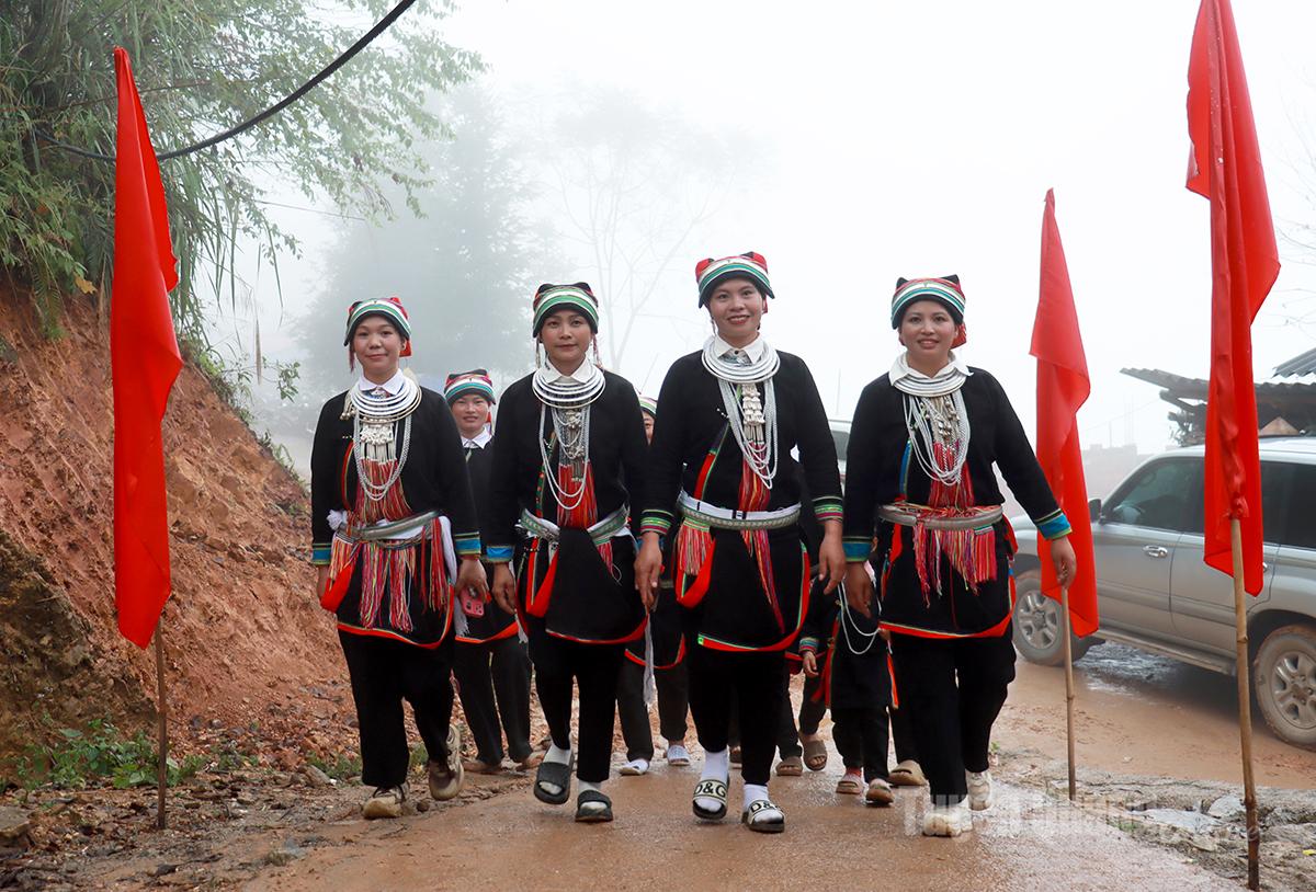 Nhân dân thôn Phiêng Kiền và Tà Muồng hân hoan dự Ngày hội Đại đoàn kết.