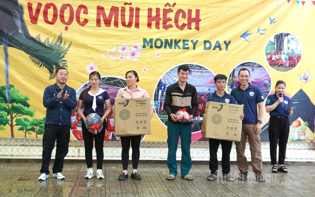 Ban Tổ chức tặng quà cho người dân tại Lễ hội