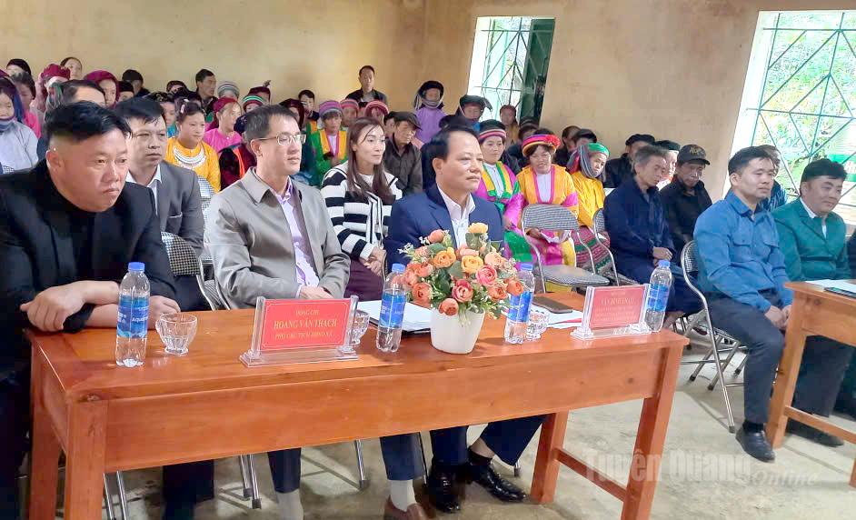 Đồng chí Vân Đình Thảo, Ủy viên Ban Thường vụ Tỉnh ủy, Trưởng ban Quản lý các khu công nghiệp và khu kinh tế tỉnh dự Ngày hội Đại đoàn kết toàn dân tộc thôn Cá Lủng.