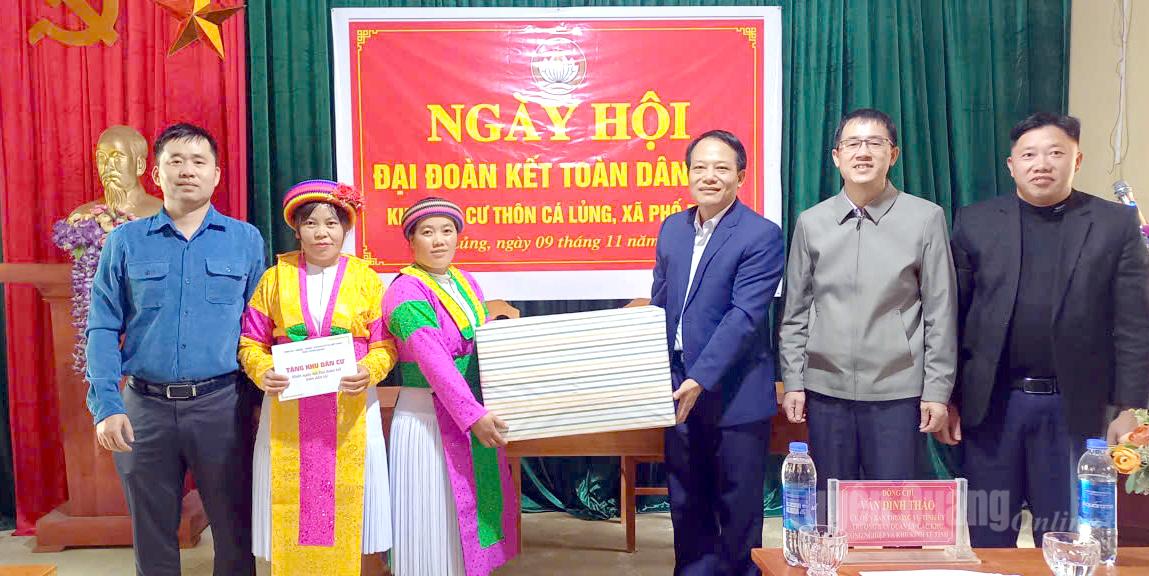 Đồng chí Vân Đình Thảo, Ủy viên Ban Thường vụ Tỉnh ủy, Trưởng ban Quản lý các khu công nghiệp và khu kinh tế tỉnh tặng quà Khu dân cư thôn Cá Lủng.