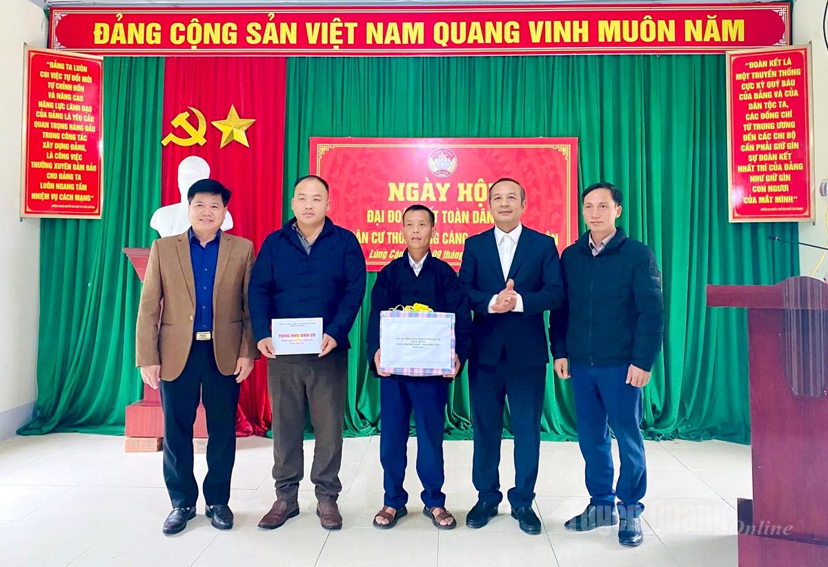 Đồng chí Nguyễn Minh Hùng, Chánh án Tòa án nhân dân tỉnh Tuyên Quang trao quà cho thôn Lùng Cáng.