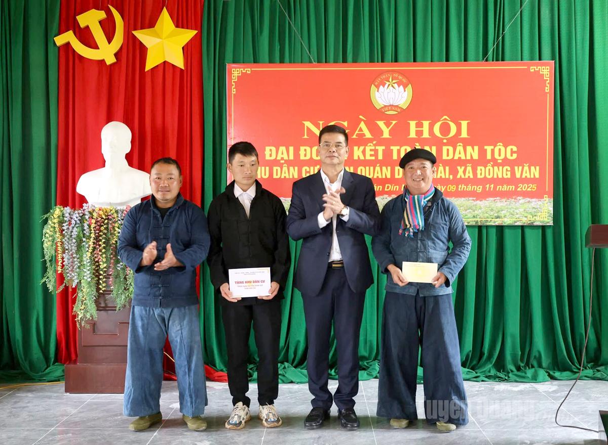 Đồng chí Nguyễn Trung Ngọc tặng quà cho thôn Quán Dín Ngài, xã Đồng Văn tại Ngày hội.