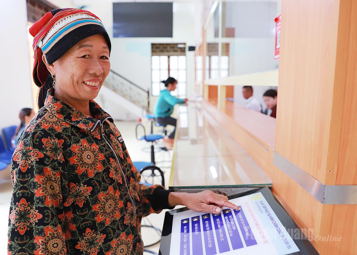 Người dân 
xã Quản Bạ 
phấn khởi
khi thực hiện các thủ tục 
hành chính tại 
Trung tâm 
Phục vụ 
hành chính công xã.