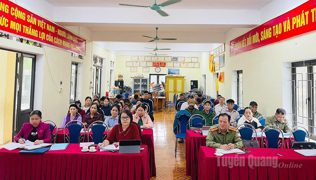 Lãnh đạo xã Minh Ngọc dự sinh hoạt chi bộ thôn Nà Lá.