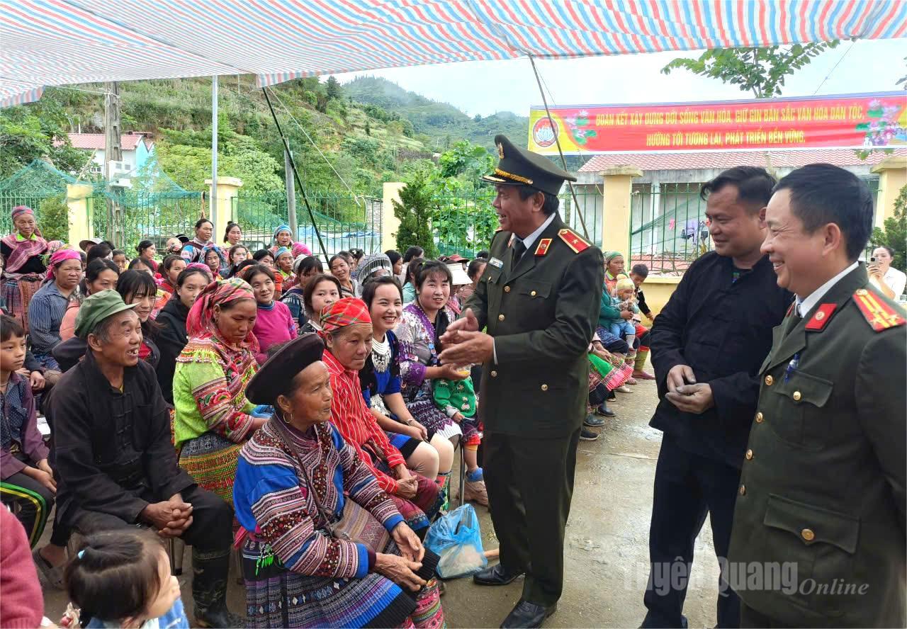 Giám đốc Công an tỉnh Nguyễn Đức Thuận giao lưu, trò chuyện với bà con Nhân dân 2 thôn tại Ngày hội.