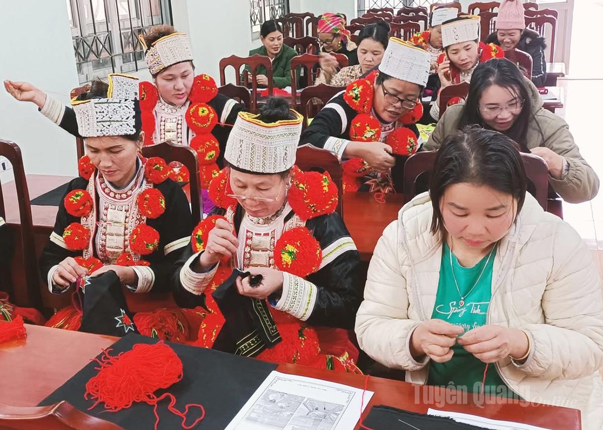 Nông dân xã Lăng Can học nghề thêu, sản xuất các sản phẩm phục vụ phát triển du lịch cộng đồng.