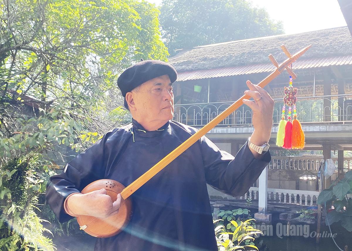 Nghệ nhân Nguyễn Văn Chự ở tuổi 71 vẫn giữ nguyên “lửa Then”.