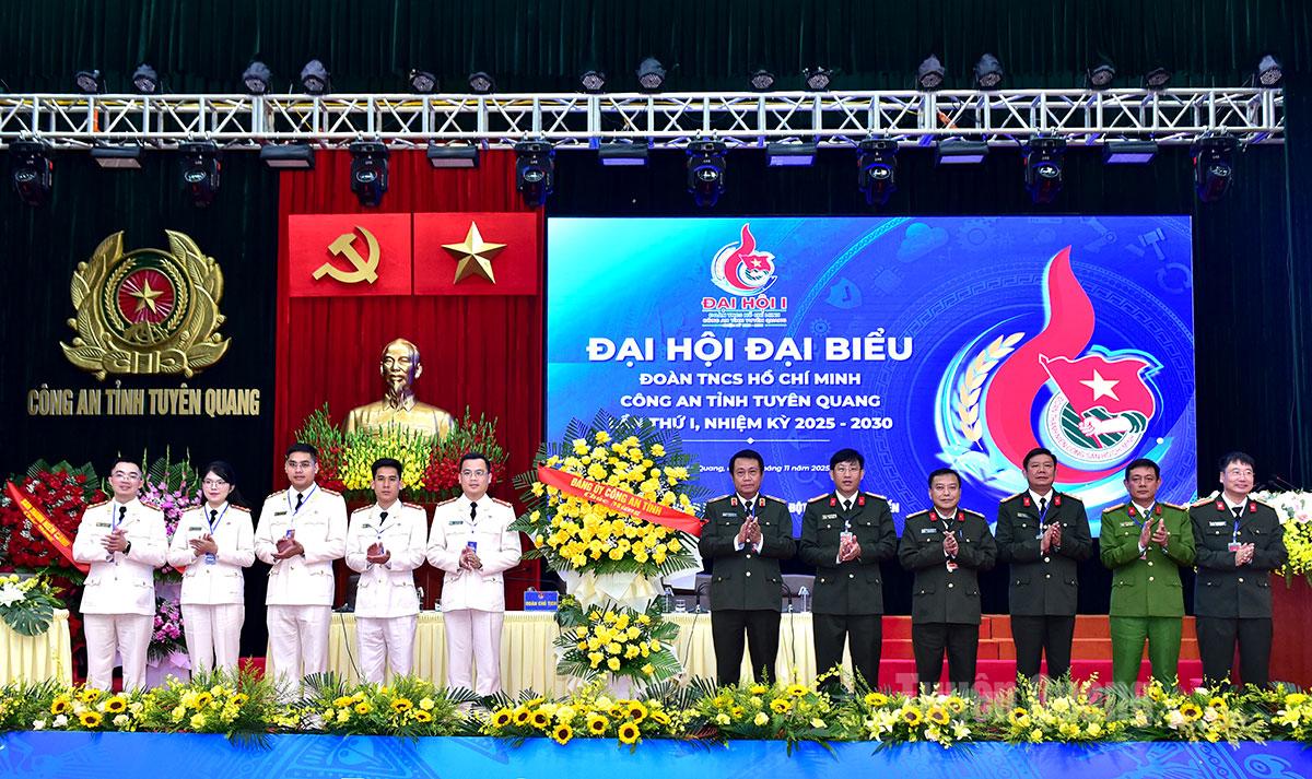 Đảng uỷ Công an tỉnh Tuyên Quang tặng hoa chúc mừng Đại hội.