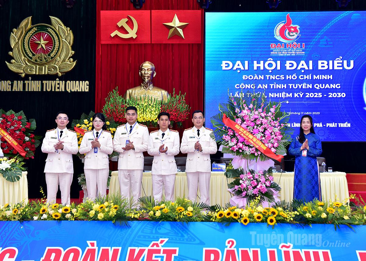Lãnh đạo Tỉnh đoàn tặng hoa chúc mừng Đại hội.
