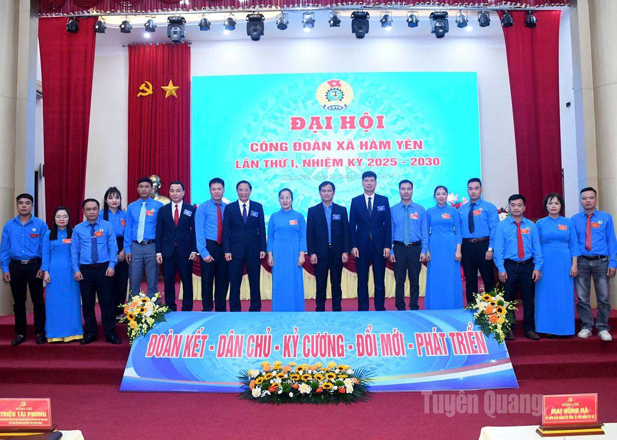 Đồng chí Triệu Tài Phong, Ủy viên Ban Chấp hành Đảng bộ tỉnh, Phó Chủ tịch Ủy ban MTTQ tỉnh, Chủ tịch LĐLĐ tỉnh chụp ảnh cùng Ban Chấp hành mới Công đoàn xã Hàm Yên.