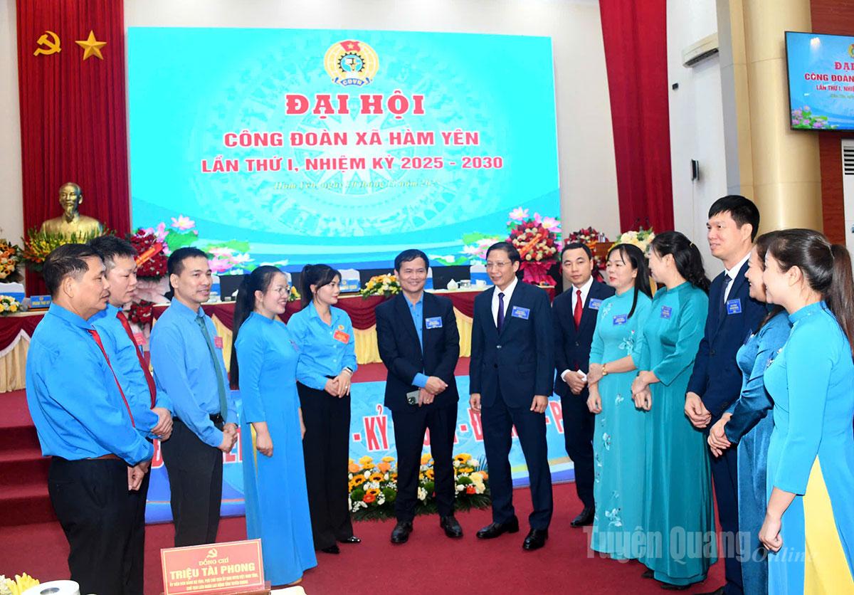 Các đại biểu trao đổi với đoàn viên, người lao động xã Hàm Yên tại Đại hội.