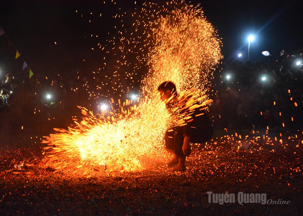 Lễ hội Nhảy lửa của người Pà Thẻn là di sản văn hóa phi vật thể quốc gia.