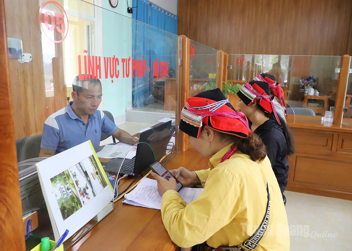 Người dân làm thủ tục tại Trung tâm Phục vụ hành chính công xã Bạch Đích.