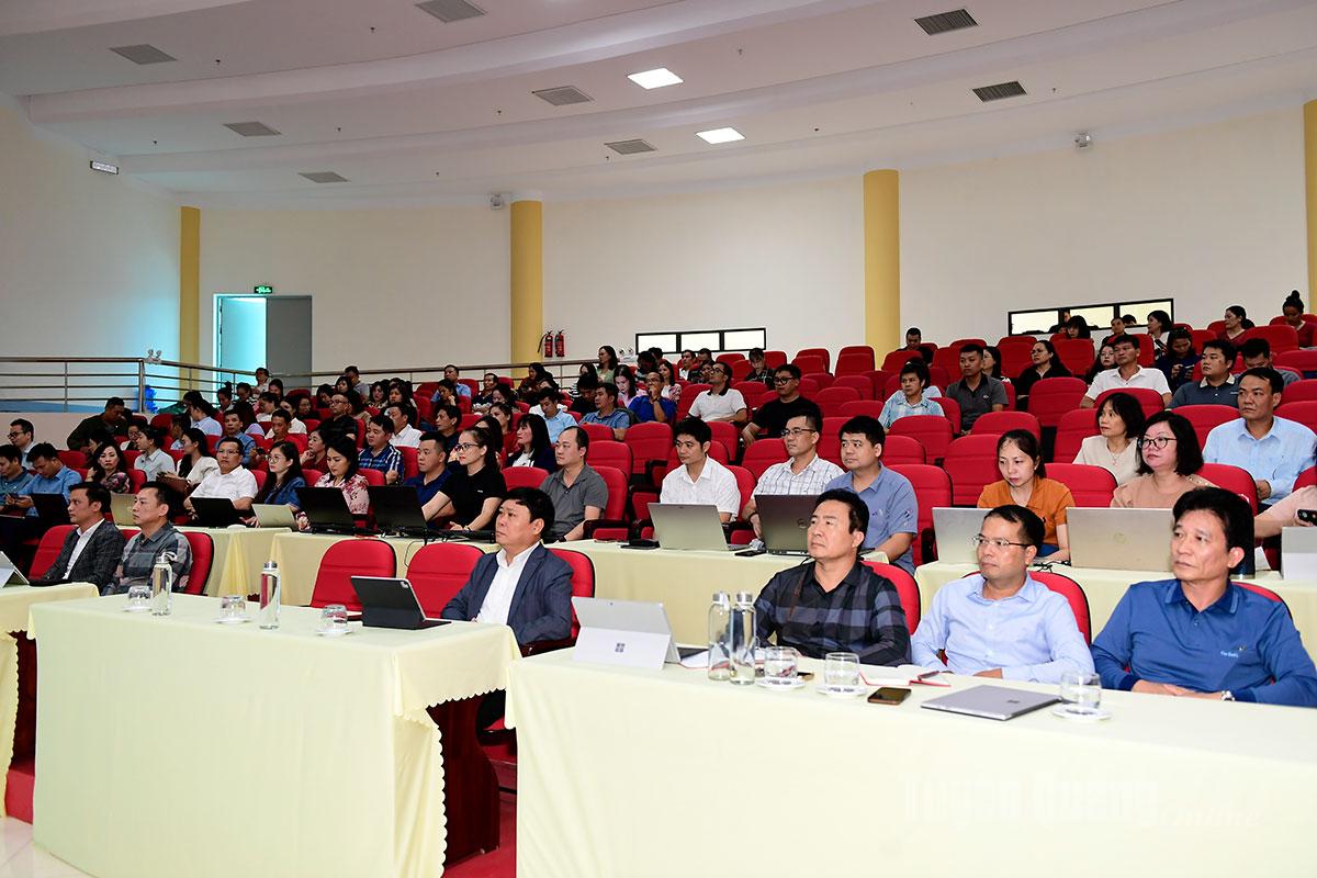 Đồng chí Mai Đức Thông, Ủy viên BCH Đảng bộ tỉnh, Bí thư Đảng ủy, Tổng Biên tập Báo và phát thanh, truyền hình tỉnh, Chủ tịch Hội Nhà báo tỉnh và các đồng chí lãnh đạo, cán bộ dự lớp tập huấn.