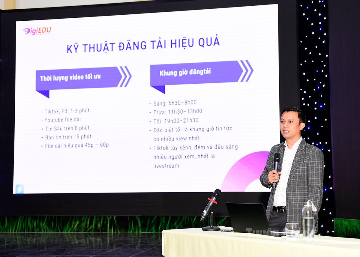 Thạc sĩ Phạm Quang Trực, Giám đốc đào tạo Công ty Cổ phần Truyền thông đa phương tiện Digilive, Phó Giám đốc Trung tâm sản xuất nội dung giải trí VTVCab chia sẻ các nội dung liên quan đến nền tảng Youtube với lớp tập huấn.