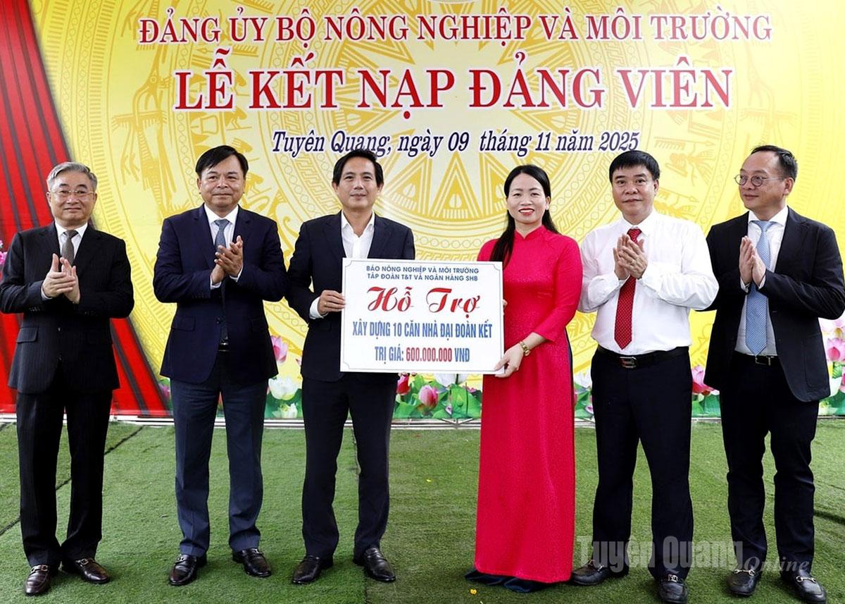 Ông Vũ Minh Việt, Phó Tổng Biên tập Báo Nông nghiệp và Môi trường trao tặng, hỗ trợ xây dựng 10 căn nhà Đại đoàn kết cho tỉnh Tuyên Quang. Ảnh: Khương Trung.