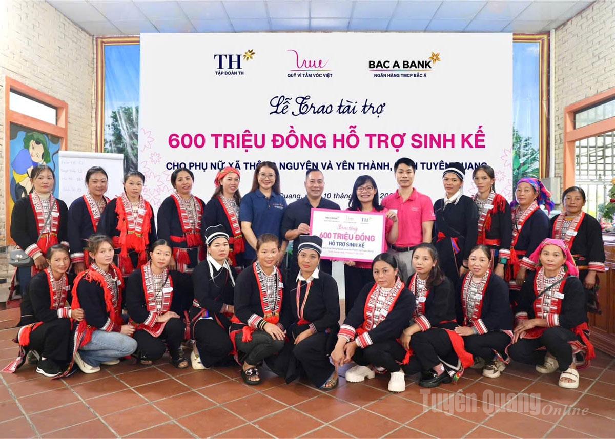 Đại diện Tổ chức CARE Quốc tế tại Việt Nam và Quỹ Vì tầm vóc Việt (VSF) trao nguồn vốn hỗ trợ sinh kế.