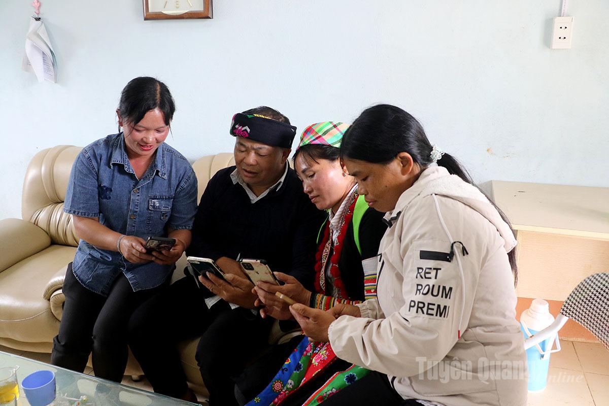 Người dân thôn Phiền Sủi, xã Giáp Trung tích cực tham gia góp ý kiến vào Văn kiện Đại hội Đảng toàn quốc lần thứ XIV.