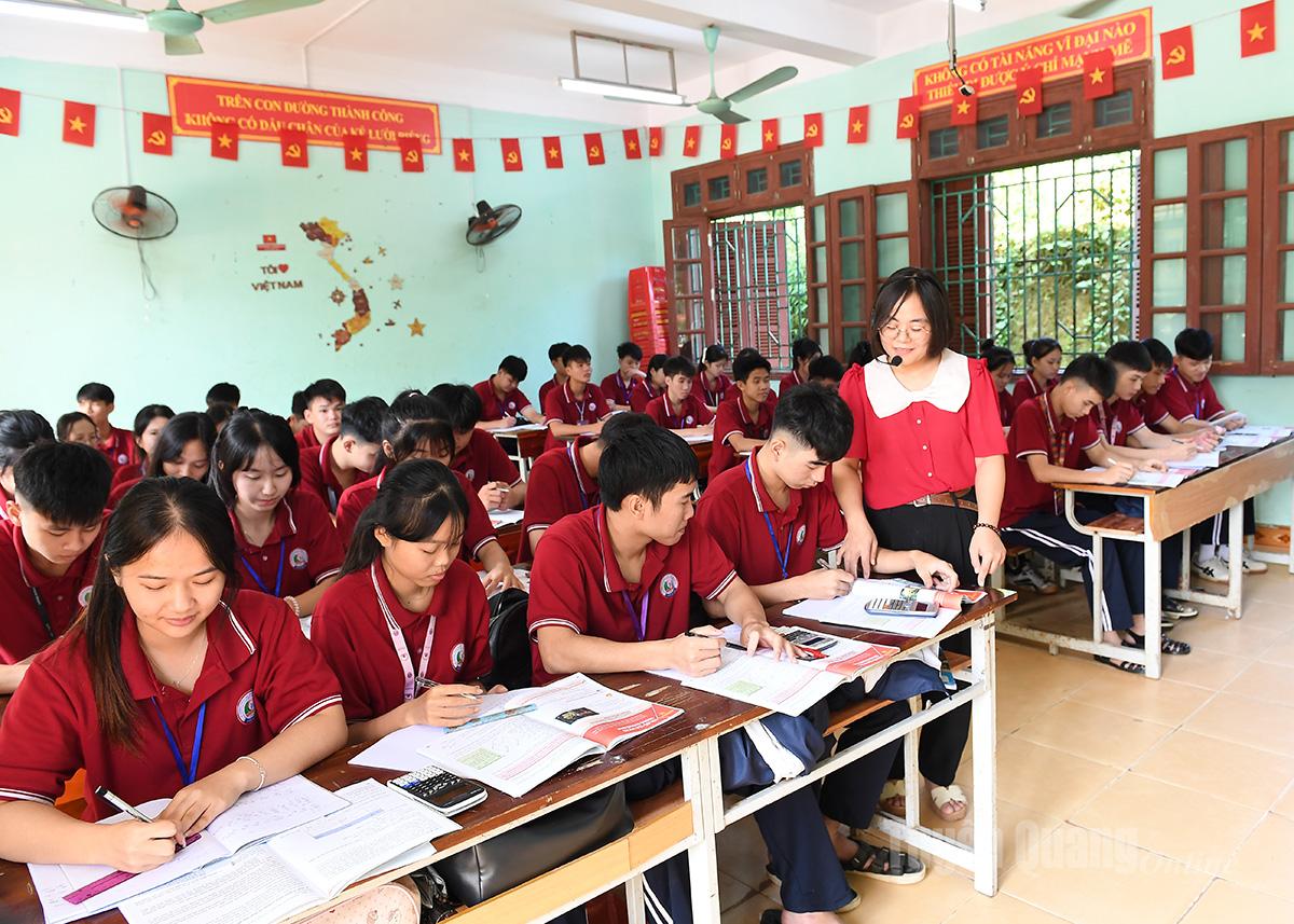 Cô giáo Trần Thị Thu Khuyên hướng dẫn học sinh học bài.
