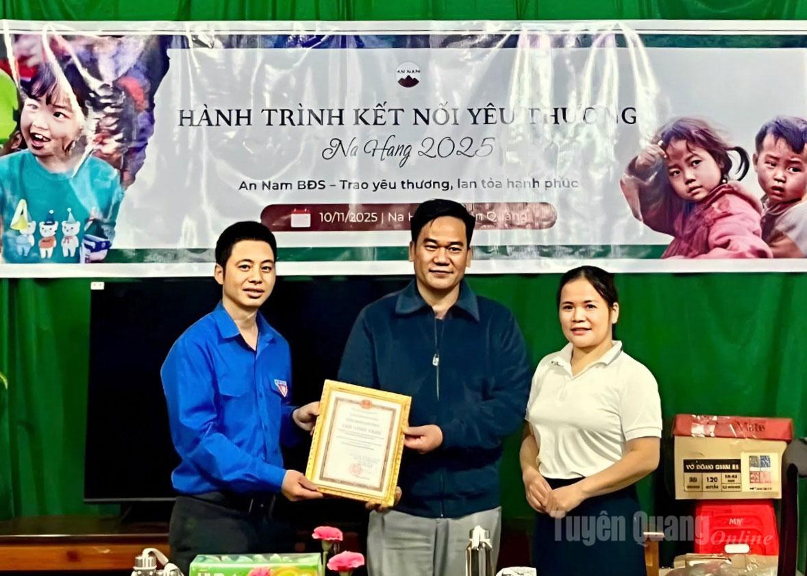 Trao tặng Chứng nhận biểu dương Tấm lòng vàng cho Công ty cổ phần bất động sản An Nam.