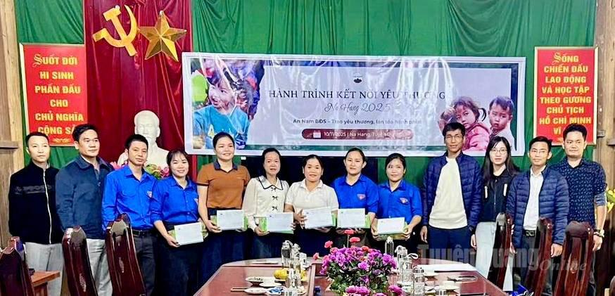 Đại diện lãnh đạo Công ty trao một số suất quà cho giáo viên trường Mầm non Sinh Long.