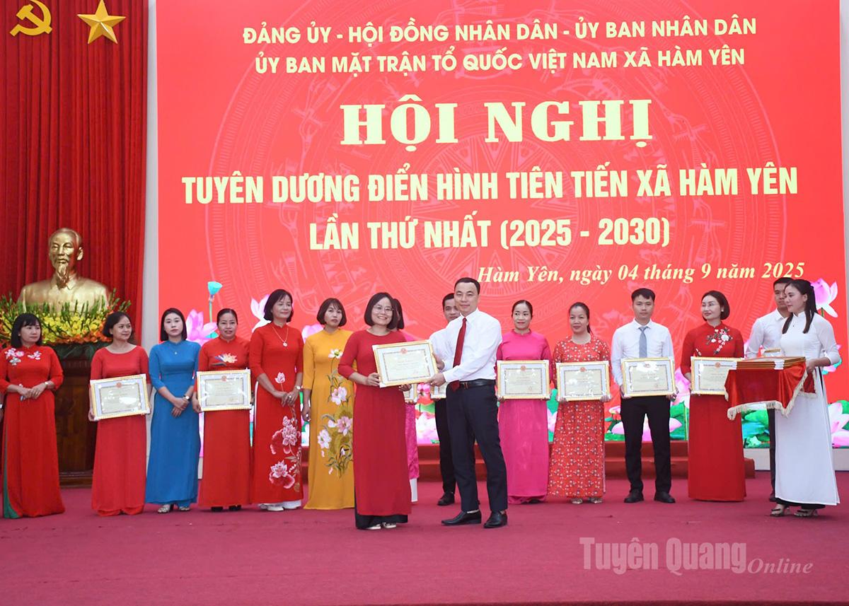 Cô giáo Trần Thị Thu Khuyên nhận Giấy khen
tại Hội nghị
tuyên dương điển hình tiên tiến xã Hàm Yên.